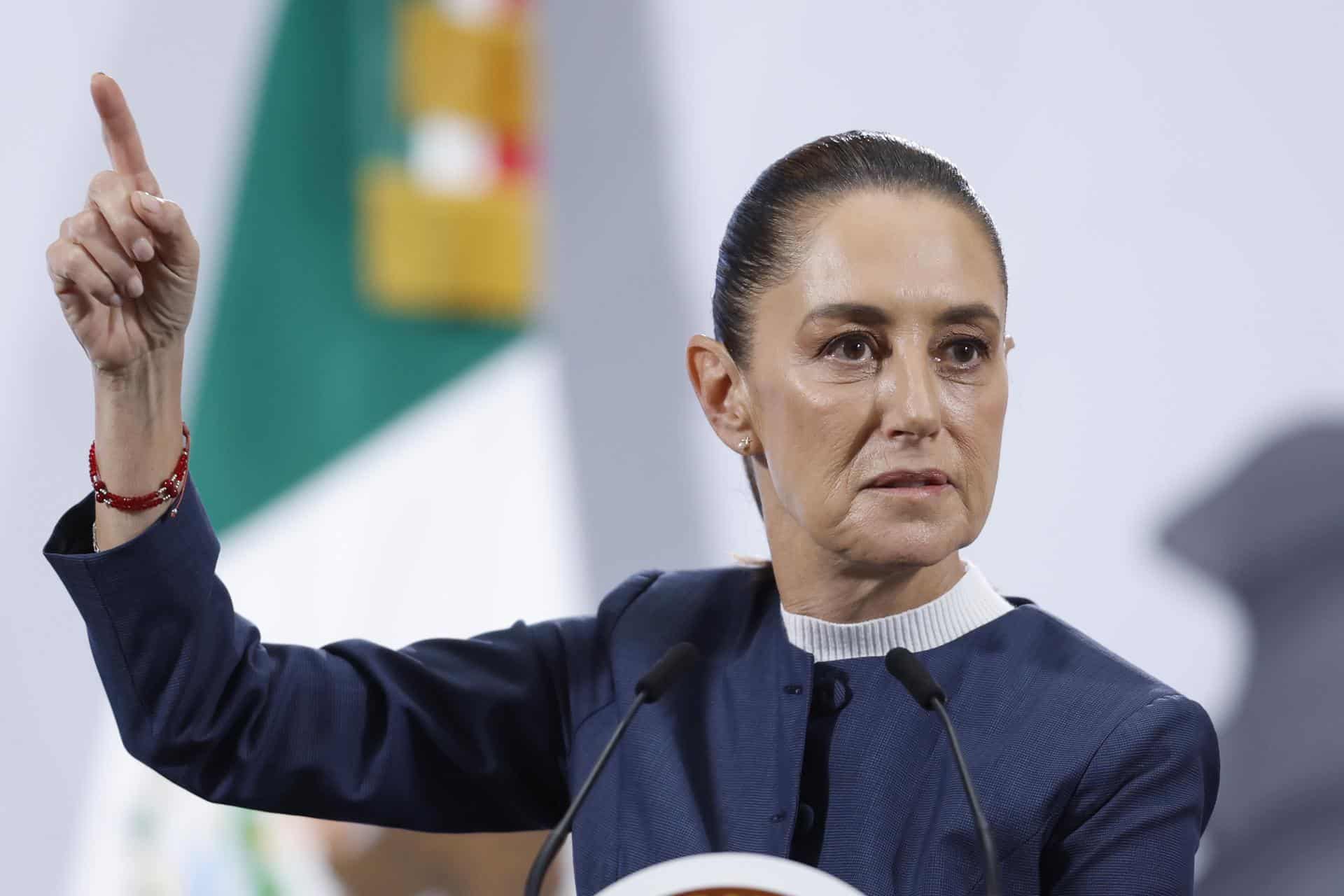 La presidenta de México, Claudia Sheinbaum, habla durante una rueda de prensa este lunes en Palacio Nacional de la Ciudad de México (México). EFE/Sáshenka Gutiérrez