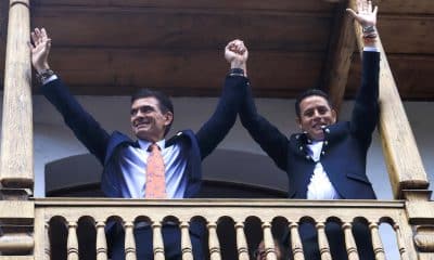 Fotografía de archivo del 5 de noviembre de 2025 que muestra al presidente electo de Bolivia, Rodrigo Paz (i), posando junto al vicepresidente electo, Edman Lara, en el balcón de la Casa de la Libertad de Sucre (Bolivia). EFE/ Gabriel Márquez ARCHIVO