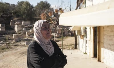 Una mujer que regenta una tienda de souvenirs local y que ahora también ven con incertidumbre la nueva política israelí en Sebastia. EFE/ Guillermo Azábal