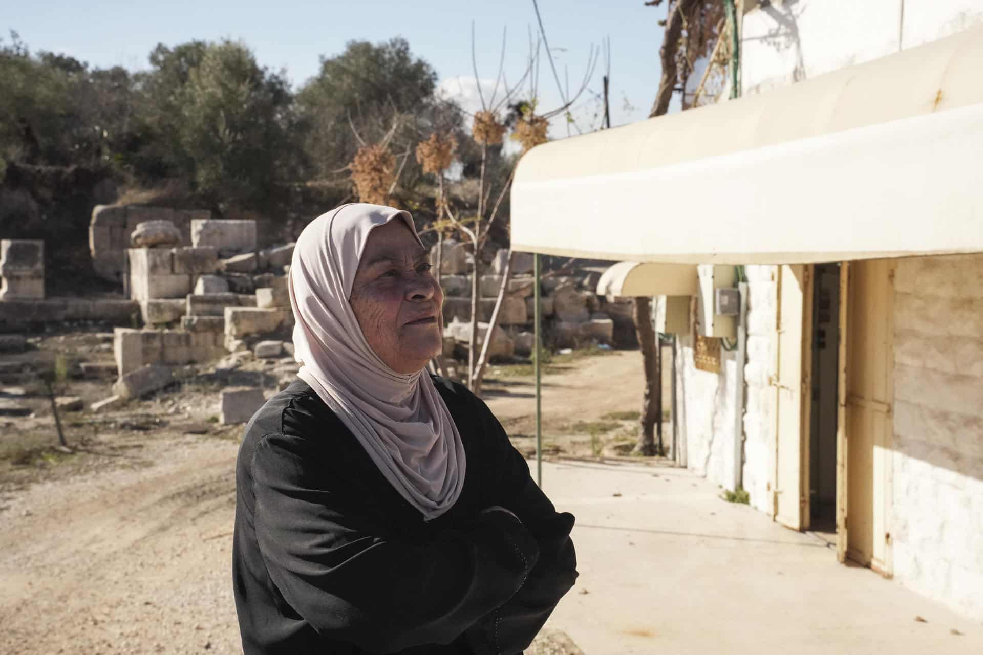 Una mujer que regenta una tienda de souvenirs local y que ahora también ven con incertidumbre la nueva política israelí en Sebastia. EFE/ Guillermo Azábal