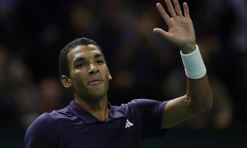 El canadiense Felix Auger-Aliassime celebra su victoria ante el kazajo Alexander Bublik en semifinales del ATP Paris Masters. EFE/EPA/YOAN VALAT