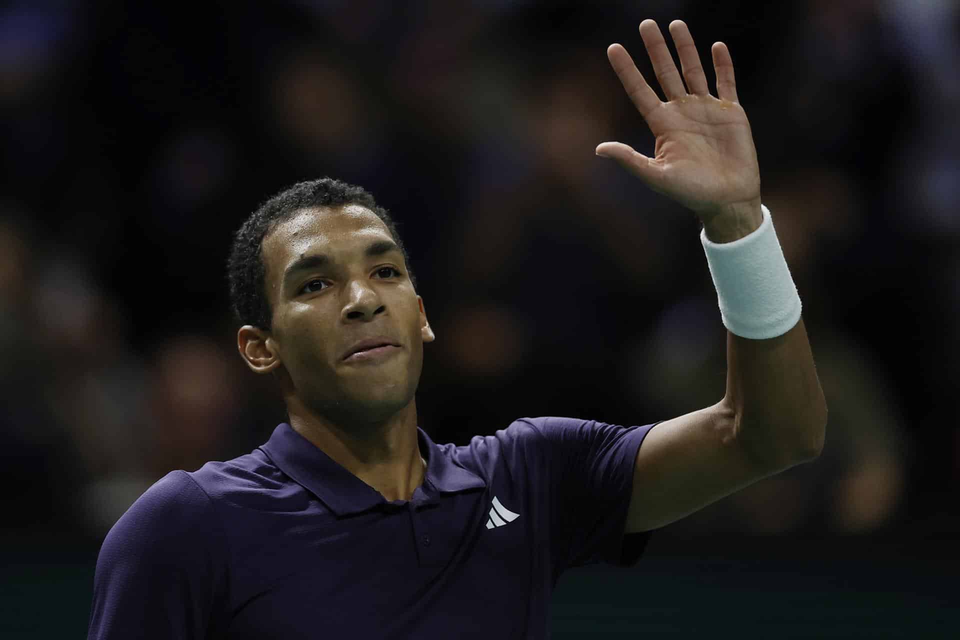 El canadiense Felix Auger-Aliassime celebra su victoria ante el kazajo Alexander Bublik en semifinales del ATP Paris Masters. EFE/EPA/YOAN VALAT