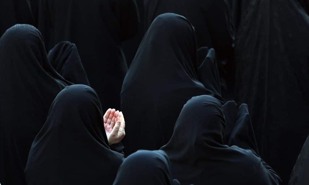 Mujeres rezan durante la oración por la lluvia este viernes, en el santuario de Saleh, en Teherán (Irán). Los iraníes celebraron una oración por la lluvia en muchas ciudades del país, ya que Irán se enfrenta a una crisis de escasez de agua. EFE/EPA/ Abedin Taherkenareh