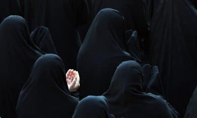 Mujeres rezan durante la oración por la lluvia este viernes, en el santuario de Saleh, en Teherán (Irán). Los iraníes celebraron una oración por la lluvia en muchas ciudades del país, ya que Irán se enfrenta a una crisis de escasez de agua. EFE/EPA/ Abedin Taherkenareh