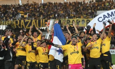 Jugadores de Coquimbo celebran luego de quedar campeones al ganar un partido de la Liga de Primera entre Coquimbo Unido y Unión La Calera en el estadio Francisco Sánchez Rumoroso, en Coquimbo (Chile). EFE/Hernán Contreras