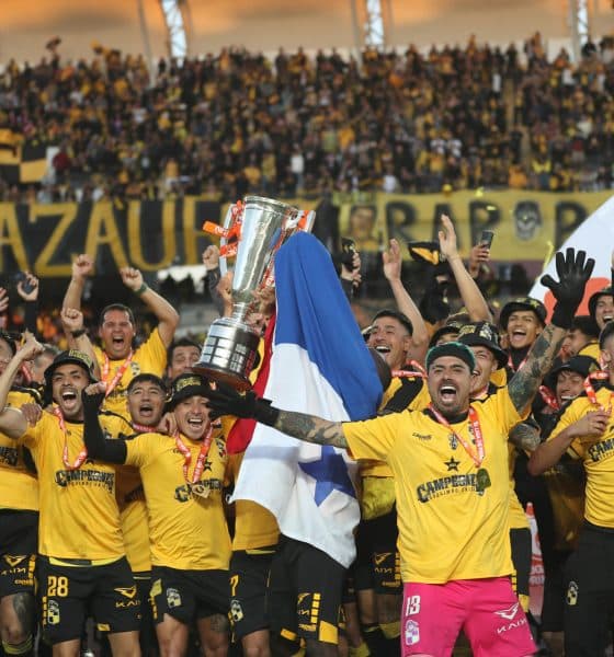Jugadores de Coquimbo celebran luego de quedar campeones al ganar un partido de la Liga de Primera entre Coquimbo Unido y Unión La Calera en el estadio Francisco Sánchez Rumoroso, en Coquimbo (Chile). EFE/Hernán Contreras