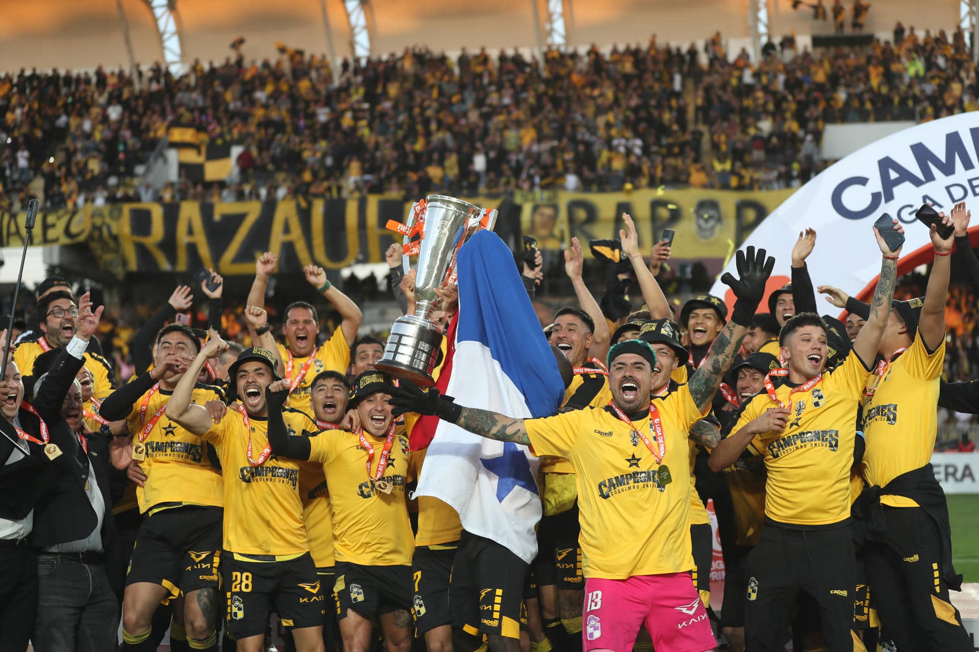 Jugadores de Coquimbo celebran luego de quedar campeones al ganar un partido de la Liga de Primera entre Coquimbo Unido y Unión La Calera en el estadio Francisco Sánchez Rumoroso, en Coquimbo (Chile). EFE/Hernán Contreras