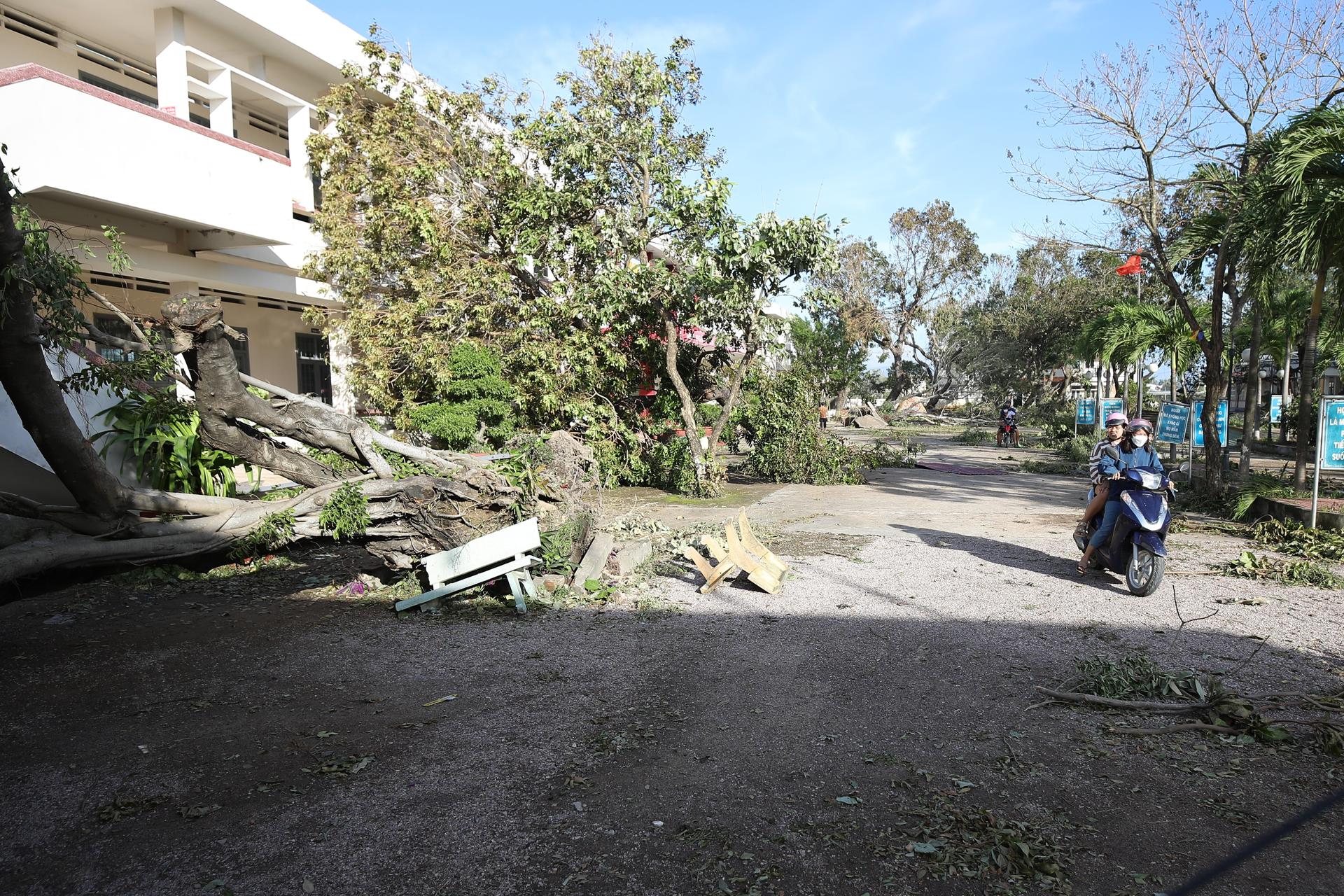 Daños causados por el tifón Kalmaegi tras impactar el jueves contra la región central de Vietnam.
EFE/EPA/TIEN DAT