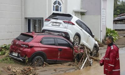 PADANG (Indonesia), 27/11/2025.- A handout photo made available by Indonesia’s National Board for Disaster Management (BNPB) shows a man inspecting damages at a flood-affected area in Padang, West Sumatra, Indonesia, 27 November 2025. Floods and landslides brought on by Tropical Cyclone Senyar have killed 34 people, with 52 missing, in the neighboring province of North Sumatra, according to the North Sumatra Regional Police. (Inundaciones) EFE/EPA/BNPB / HANDOUT BEST QUALITY AVAILABLEHANDOUT EDITORIAL USE ONLY/NO SALES