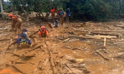 Fotografía proporcionada por la Agencia Nacional de Búsqueda y Rescate de Indonesia (BASARNAS) muestra a los rescatistas evacuando a los residentes de una zona afectada por inundaciones en Langkat, provincia de Sumatra del Norte, Indonesia, 28 de noviembre de 2025 (Publicado el 29 de noviembre de 2025).  EFE/EPA/BASARNAS/HANDOUT HANDOUT HANDOUT/USO EDITORIAL SÓLO/MEJOR CALIDAD DISPONIBLEHANDOUT USO EDITORIAL SÓLO/SIN VENTAS