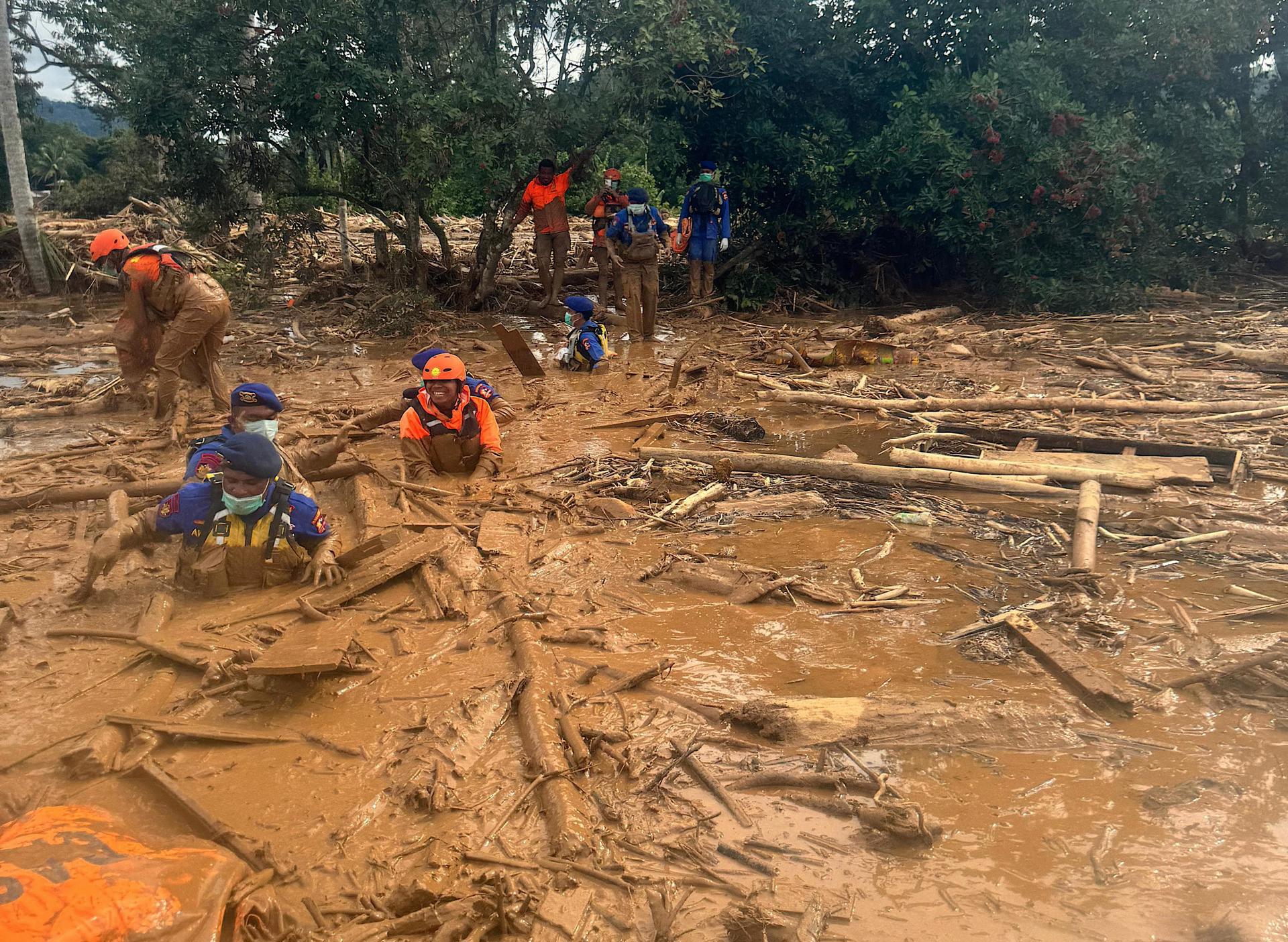 Fotografía proporcionada por la Agencia Nacional de Búsqueda y Rescate de Indonesia (BASARNAS) muestra a los rescatistas evacuando a los residentes de una zona afectada por inundaciones en Langkat, provincia de Sumatra del Norte, Indonesia, 28 de noviembre de 2025 (Publicado el 29 de noviembre de 2025).  EFE/EPA/BASARNAS/HANDOUT HANDOUT HANDOUT/USO EDITORIAL SÓLO/MEJOR CALIDAD DISPONIBLEHANDOUT USO EDITORIAL SÓLO/SIN VENTAS