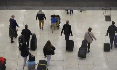 Varios viajeros caminan por una terminal del aeropuerto Adolfo Suárez Madrid-Barajas en Madrid. EFE/JuanJo Martín