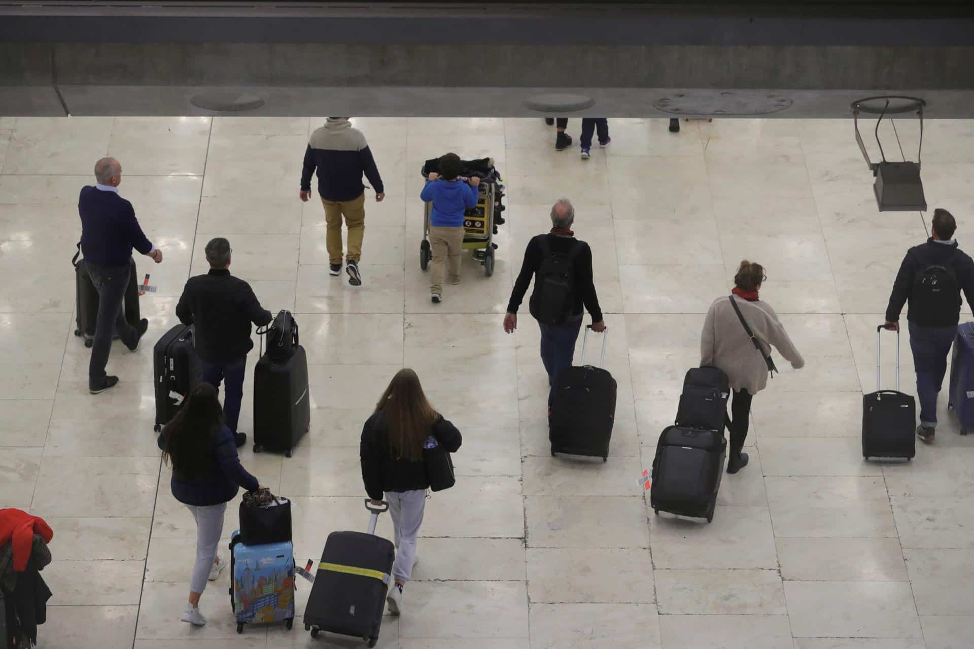 Varios viajeros caminan por una terminal del aeropuerto Adolfo Suárez Madrid-Barajas en Madrid. EFE/JuanJo Martín