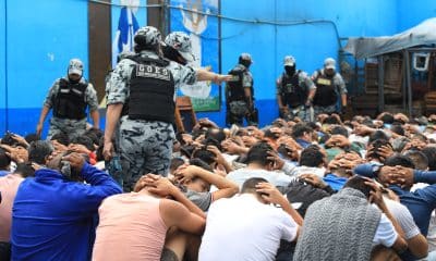 Fotografía cedida este martes por el Ministerio de Justicia y Derechos Humanos de Perú donde se observa a integrantes del Grupo de Operaciones Especiales (GOES) custodiando a presos de la cárcel de Huánuco durante una requisa como medida contra las organizaciones criminales. EFE/ Ministerio De Justicia y Derechos Humanos de Perú