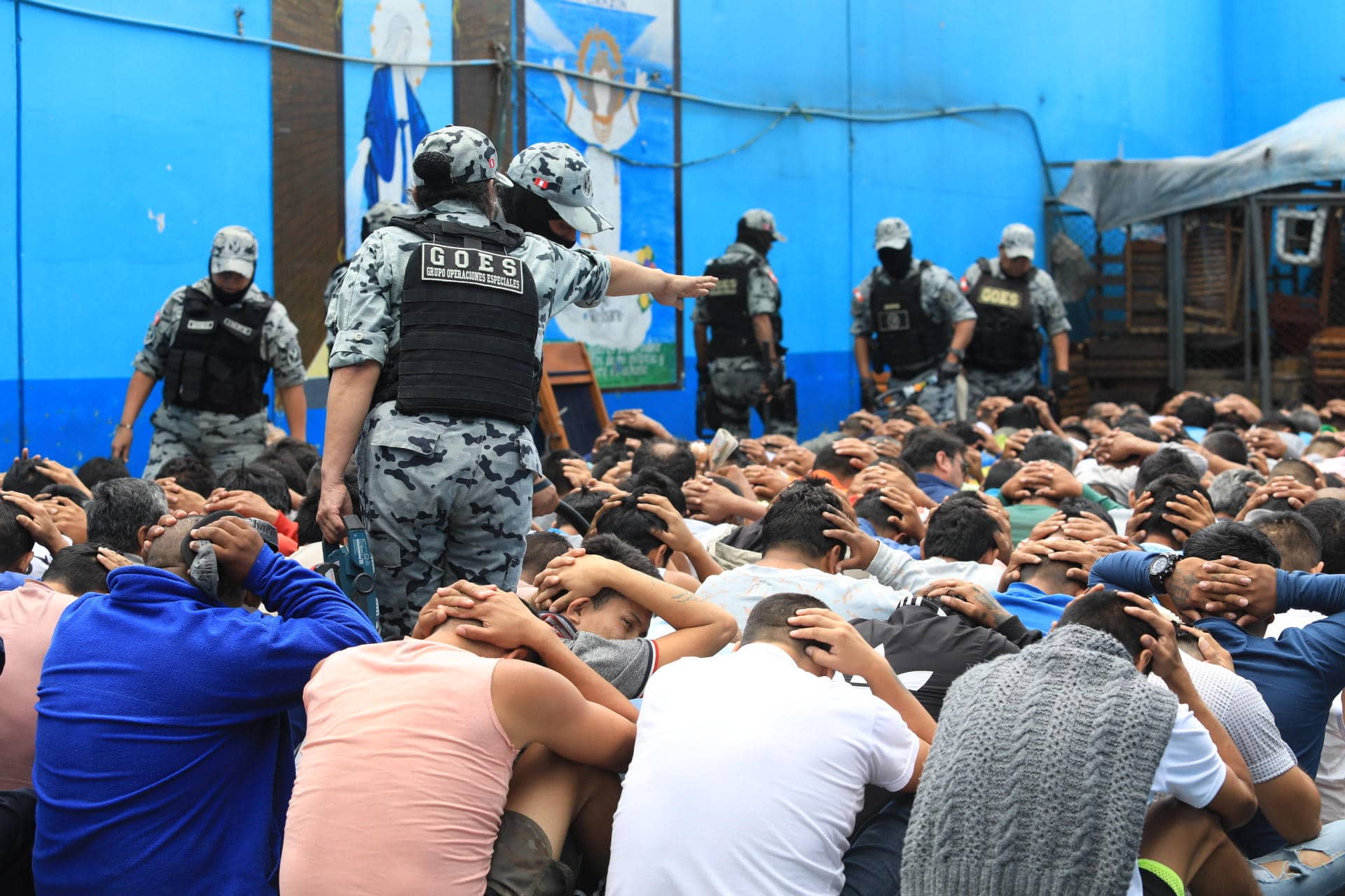 Fotografía cedida este martes por el Ministerio de Justicia y Derechos Humanos de Perú donde se observa a integrantes del Grupo de Operaciones Especiales (GOES) custodiando a presos de la cárcel de Huánuco durante una requisa como medida contra las organizaciones criminales. EFE/ Ministerio De Justicia y Derechos Humanos de Perú