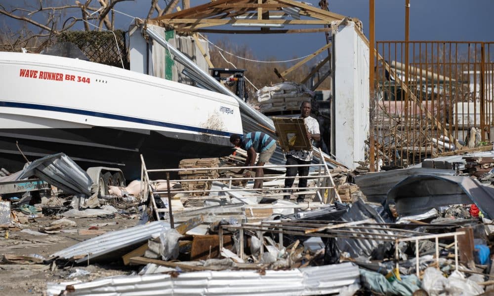 Un hombre saca productos de una tienda este viernes, en Black River (Jamaica). EFE/ Orlando Barría
