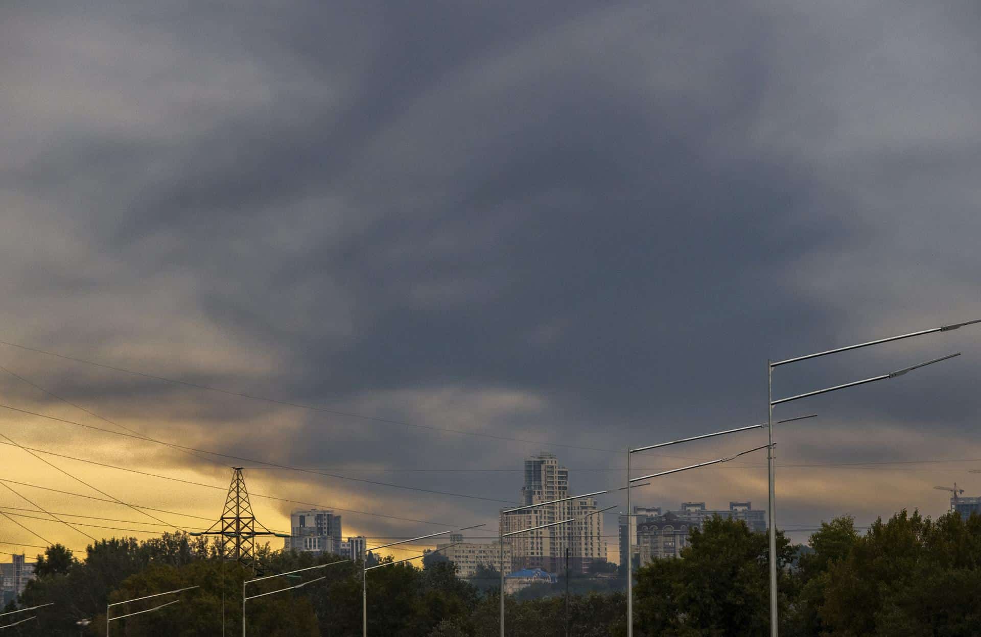 Imagen de archivo del humo provocado por un ataque ruso en Kiev. EFE/EPA/MAXYM MARUSENKO