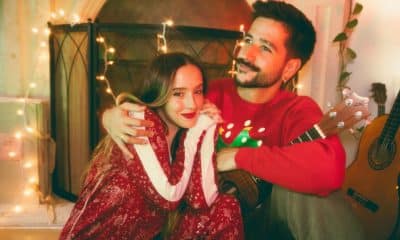 Fotografía cedida por Saumeth que muestra a los cantantes Camilo y su esposa Evaluna, quienes lanzaron 'Navidad en cada esquina', una canción "alegre y conmovedora" que fusiona ritmos de salsa y calidez latina y mezcla las formas de vivir esta temporada en Estados Unidos y Latinoamérica. "Nuestra versión de 'Navidad en cada esquina' mezcla el espíritu navideño de Colombia y Venezuela con la Navidad en Estados Unidos", afirmó en un comunicado el artista colombiano, ganador de tres premios Grammy al mejor álbum de Pop Latino. EFE/ Saumeth