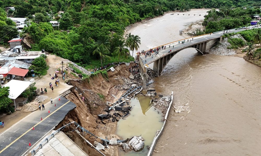 Fotografía aérea de un puente colapsado por el paso del huracán John en Acapulco, estado de Guerrero (México), el 2 del octubre del 2024. EFE/ David Guzmán/Archivo