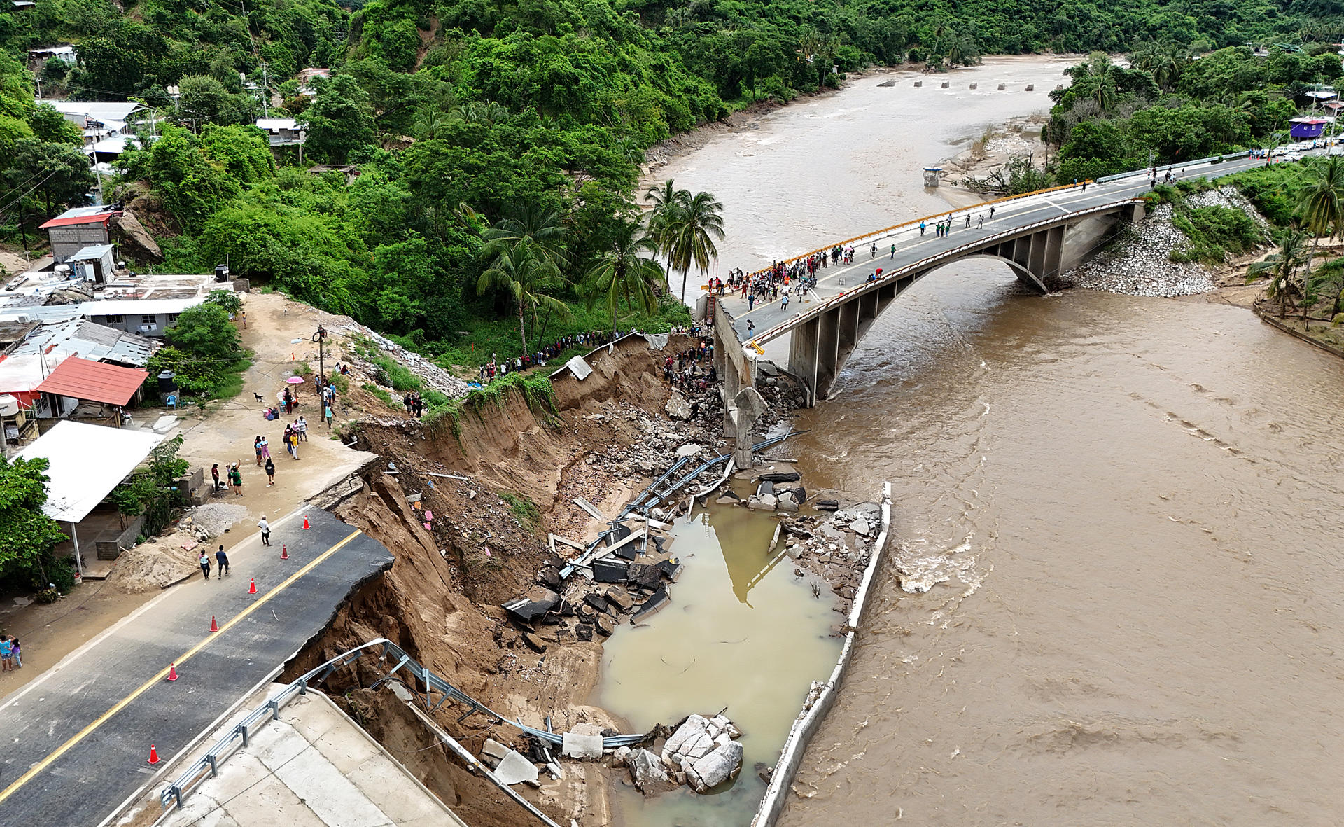 Fotografía aérea de un puente colapsado por el paso del huracán John en Acapulco, estado de Guerrero (México), el 2 del octubre del 2024. EFE/ David Guzmán/Archivo