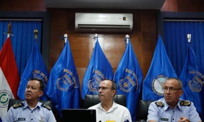 De izquierda a derecha, el jefe de operaciones del Grupo Aerotáctico de la Fuerza Aérea Paraguaya (FAP), Roberto Idoyaga, el ministro de Defensa de Paraguay, Óscar Gonzalez, y el comandante de la FAP, el general Julio Fullaondo, asisten a una rueda de prensa este martes, en Luque (Paraguay). EFE/ Juan Pablo Pino