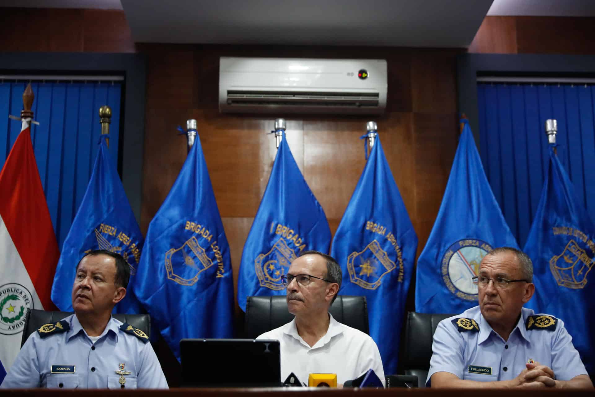 De izquierda a derecha, el jefe de operaciones del Grupo Aerotáctico de la Fuerza Aérea Paraguaya (FAP), Roberto Idoyaga, el ministro de Defensa de Paraguay, Óscar Gonzalez, y el comandante de la FAP, el general Julio Fullaondo, asisten a una rueda de prensa este martes, en Luque (Paraguay). EFE/ Juan Pablo Pino
