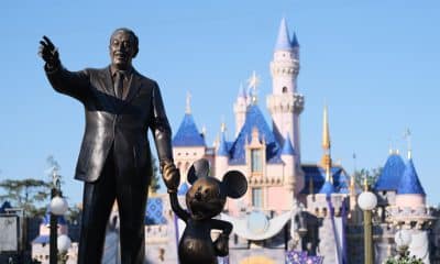 Fotografía de una estatua de Walt Disney y Mickey Mouse en el Parque de Disney, en Anaheim (EE. UU). EFE/ Guillermo Azábal