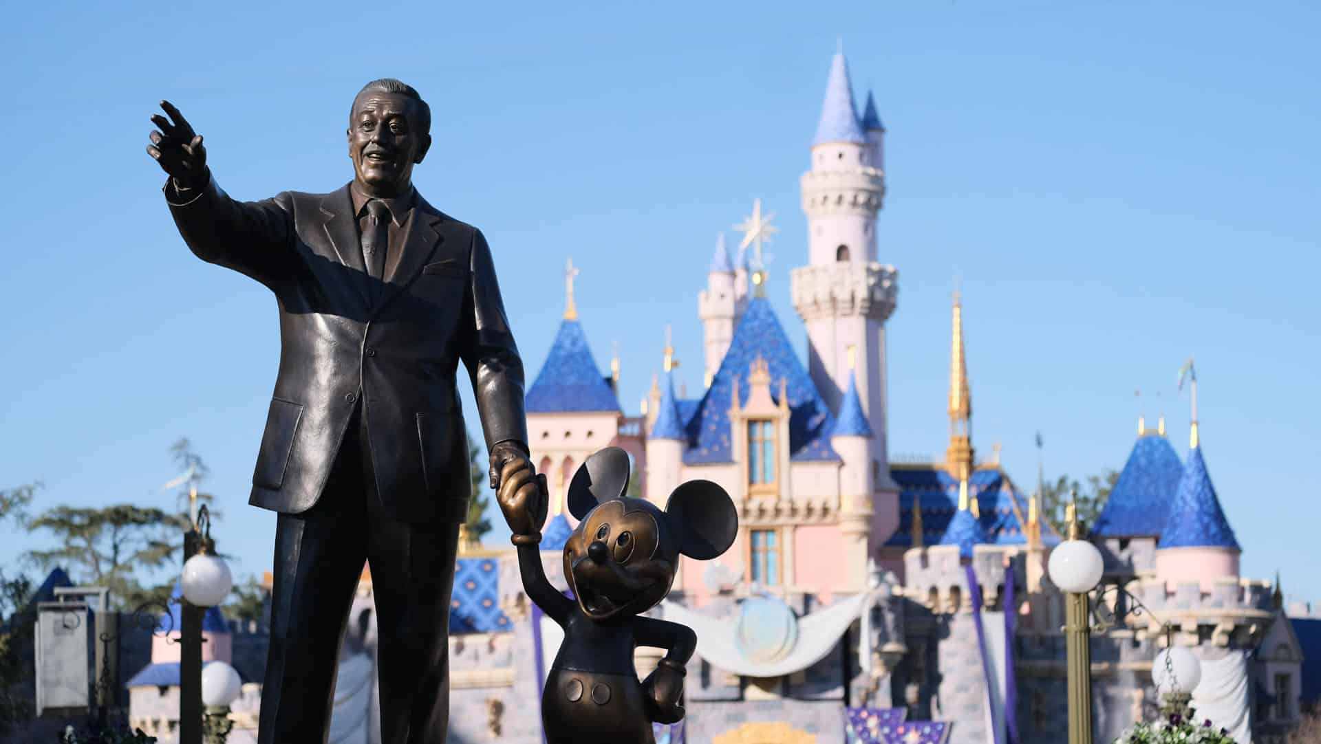 Fotografía de una estatua de Walt Disney y Mickey Mouse en el Parque de Disney, en Anaheim (EE. UU). EFE/ Guillermo Azábal