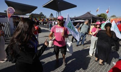 Fotografía tomada el pasado 11 de noviembre en la que se captó a un hombre al entregar propaganda electoral del candidato a diputado Gustavo Gatica, en Santiago de Chile. EFE/Elvis González