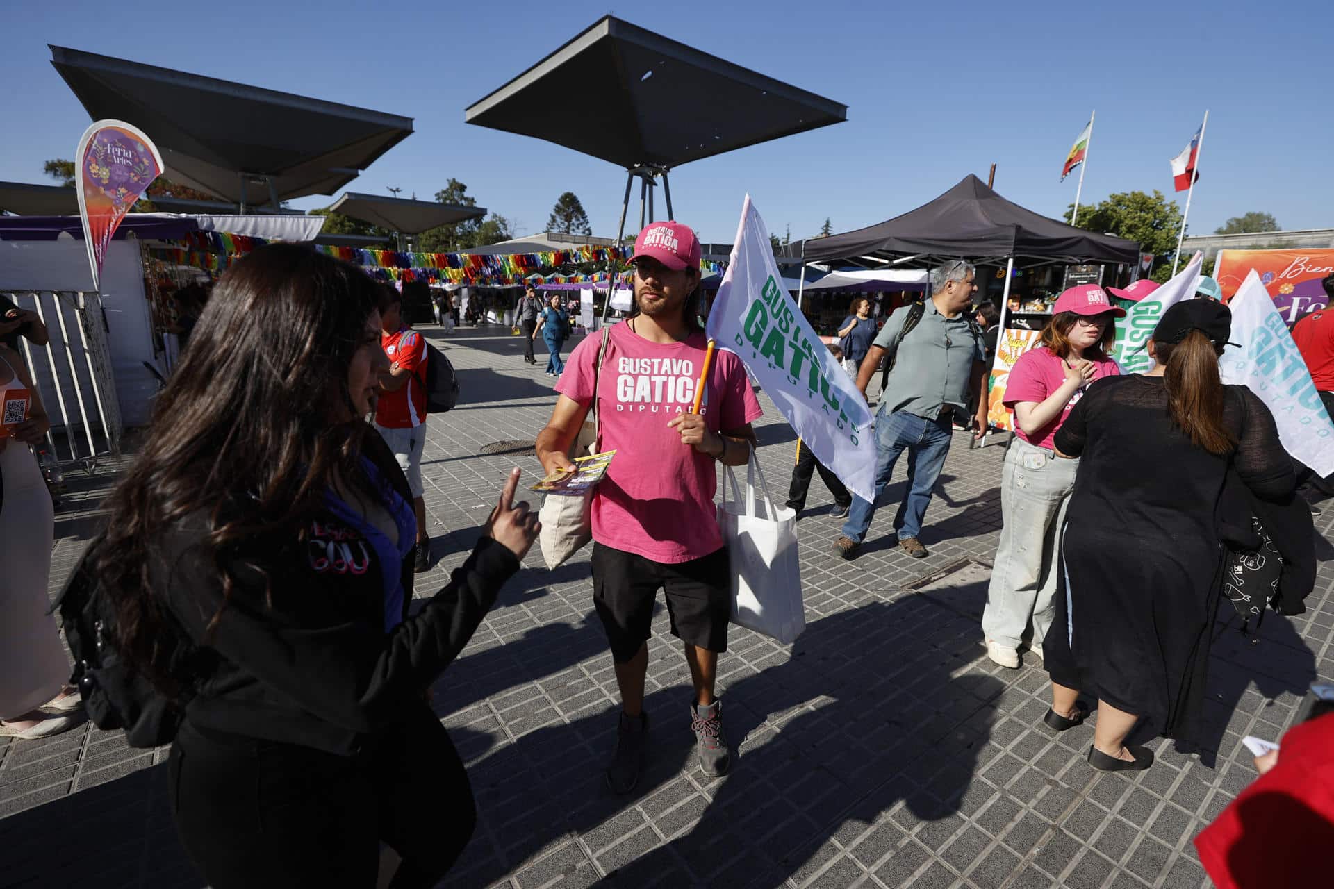 Fotografía tomada el pasado 11 de noviembre en la que se captó a un hombre al entregar propaganda electoral del candidato a diputado Gustavo Gatica, en Santiago de Chile. EFE/Elvis González