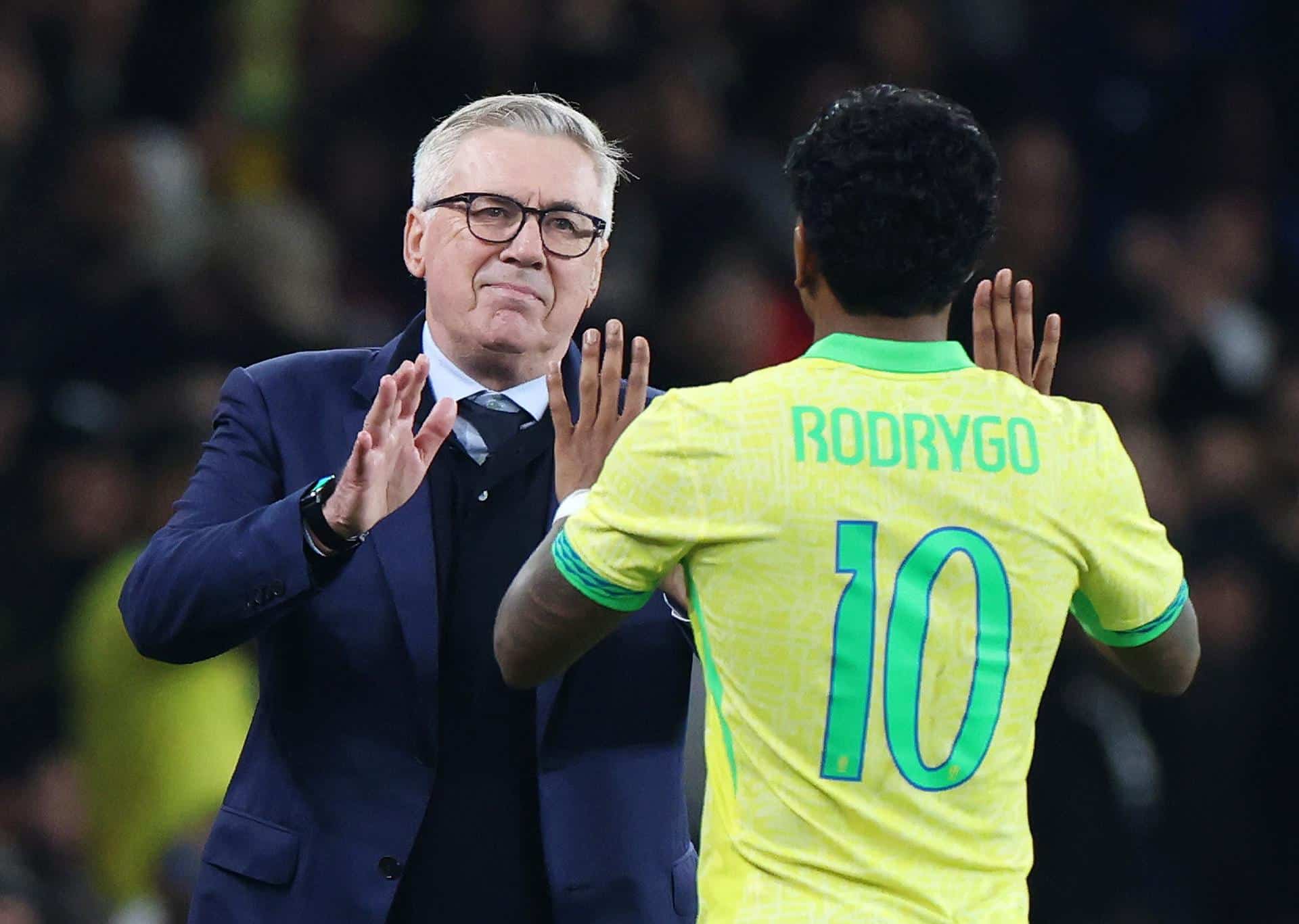 Carlo Ancelotti y Rodrygo durante el partido amistoso que han jugado Brasil y Senegal en Londres, Reino Unido.  EFE/EPA/ANDY RAIN