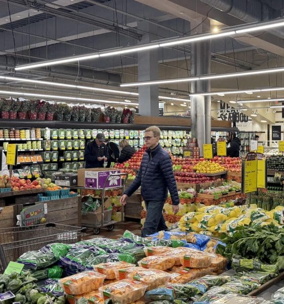 Personas realizan sus compras por el día de Acción de Gracias en un supermercado de Washington (EE.UU). EFE/ Octavio Guzmán