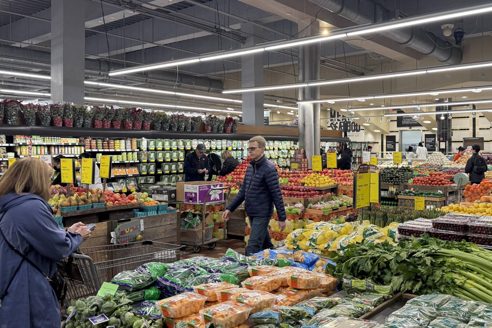 Personas realizan sus compras por el día de Acción de Gracias en un supermercado de Washington (EE.UU). EFE/ Octavio Guzmán