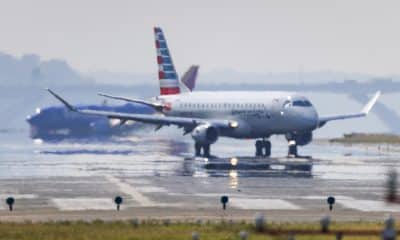 Foto de archivo de ondas de calor ambiental dificultan la visibilidad de un vuelo de American Eagle mientras realiza el rodaje en el Aeropuerto Nacional Ronald Reagan de Washington. EFE//JIM LO SCALZO