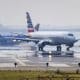 Foto de archivo de ondas de calor ambiental dificultan la visibilidad de un vuelo de American Eagle mientras realiza el rodaje en el Aeropuerto Nacional Ronald Reagan de Washington. EFE//JIM LO SCALZO