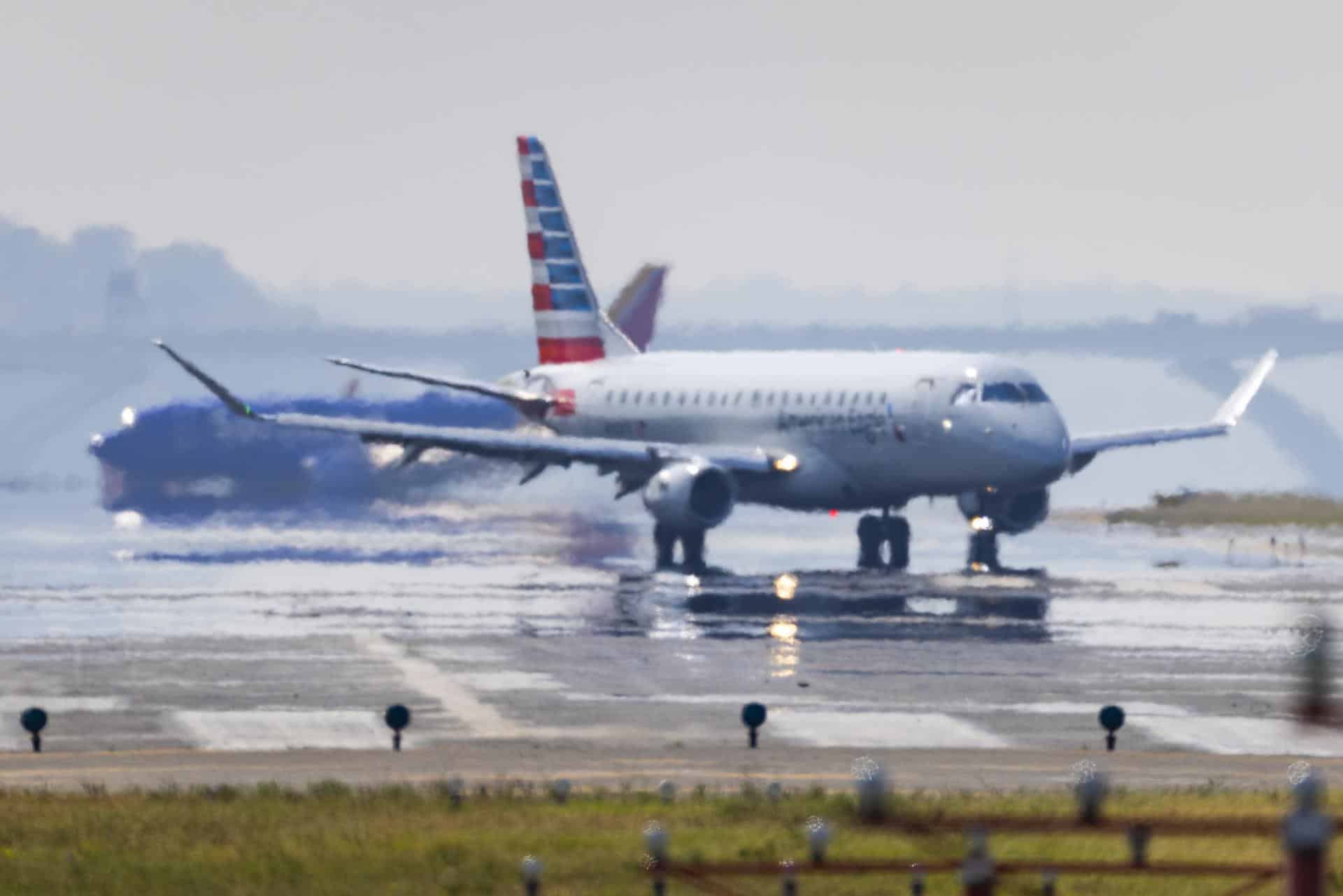 Foto de archivo de ondas de calor ambiental dificultan la visibilidad de un vuelo de American Eagle mientras realiza el rodaje en el Aeropuerto Nacional Ronald Reagan de Washington. EFE//JIM LO SCALZO