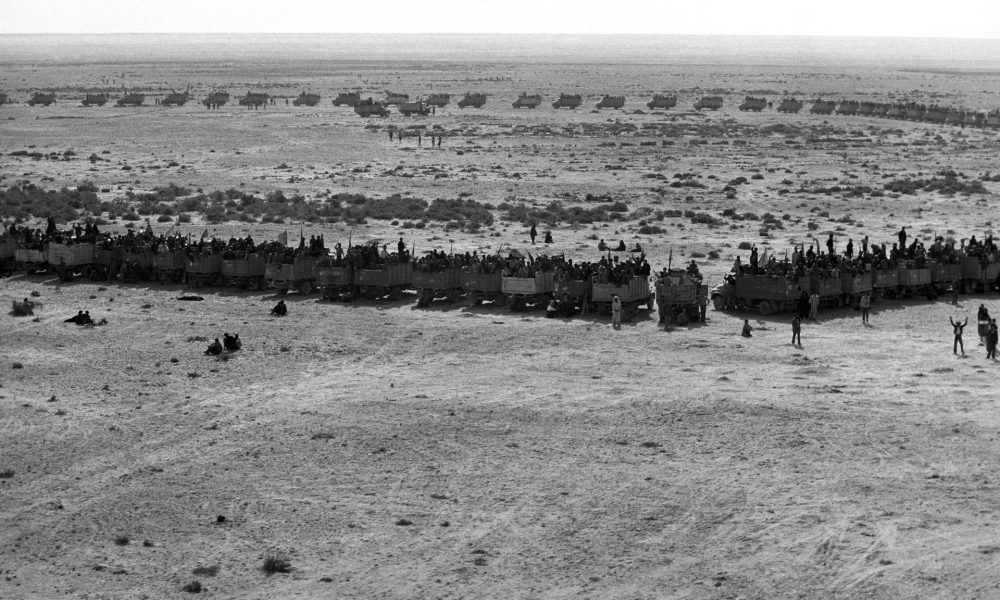 Imagen de archivo de participantes en la "Marcha Verde" llenan a rebosar los camiones marroquíes en el campamento de Sebja de Um Deboaa, el 11 de noviembre de 1975. EFE/fs