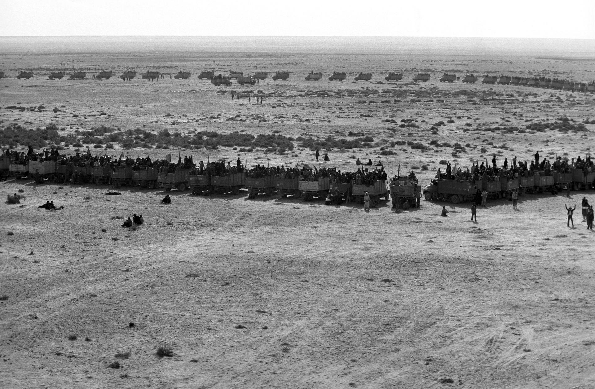Imagen de archivo de participantes en la "Marcha Verde" llenan a rebosar los camiones marroquíes en el campamento de Sebja de Um Deboaa, el 11 de noviembre de 1975. EFE/fs