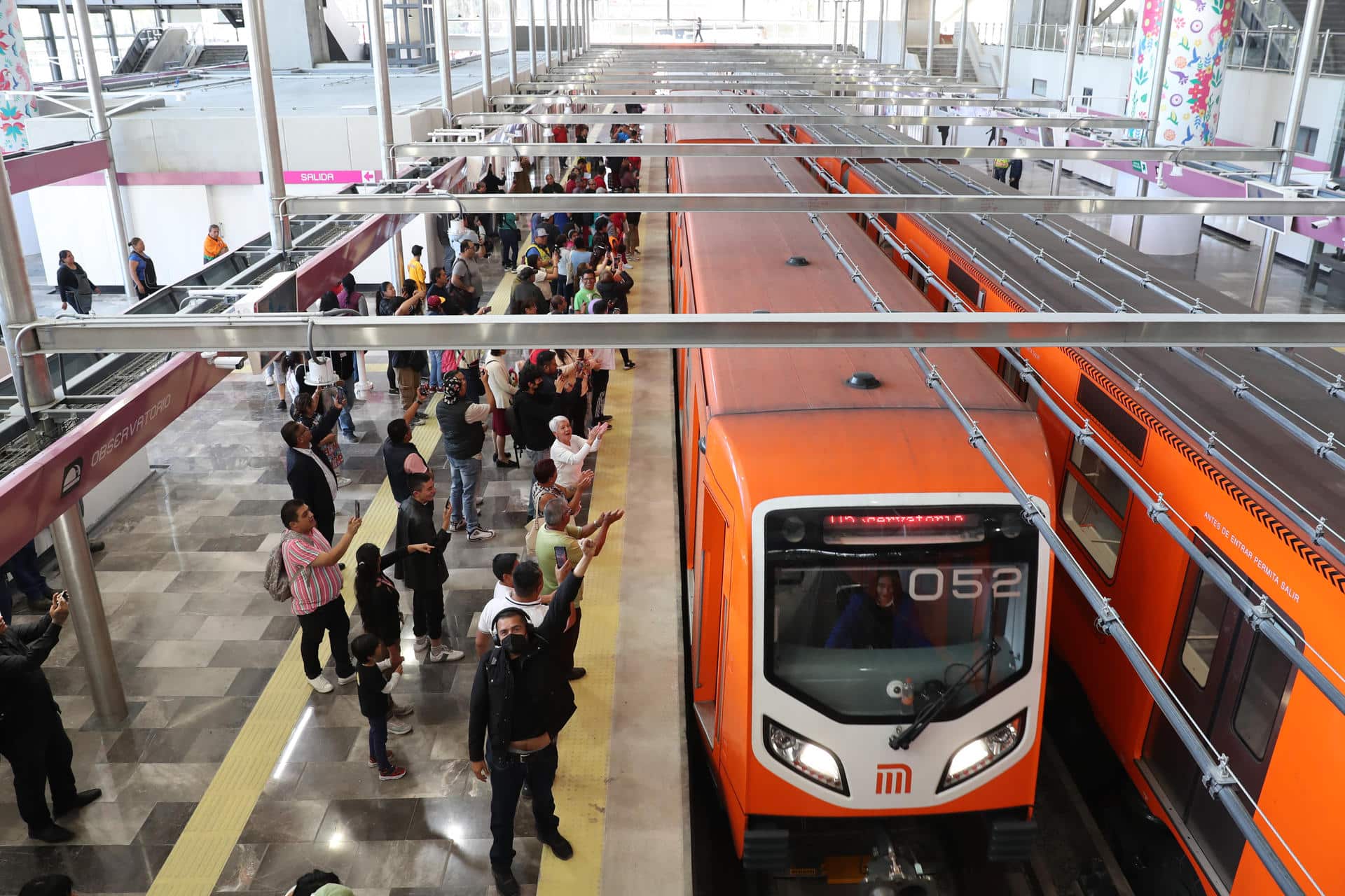 Fotografía de la estación Observatorio durante la reapertura total de la Linea 1 del Sistema Colectivo Metro (SCT) este domingo, en la Ciudad de México (México). EFE/ Mario Guzmán