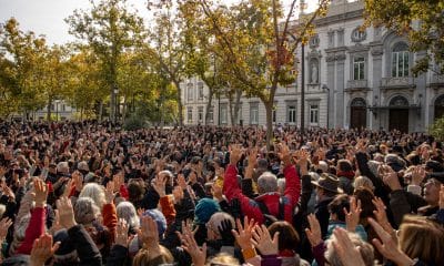 Manifestantes protestan este domingo en Madrid contra la inhabilitación durante dos años del fiscal general de Estado, Álvaro García Ortiz, por un delito de revelación de datos reservados.  EFE/ Daniel González