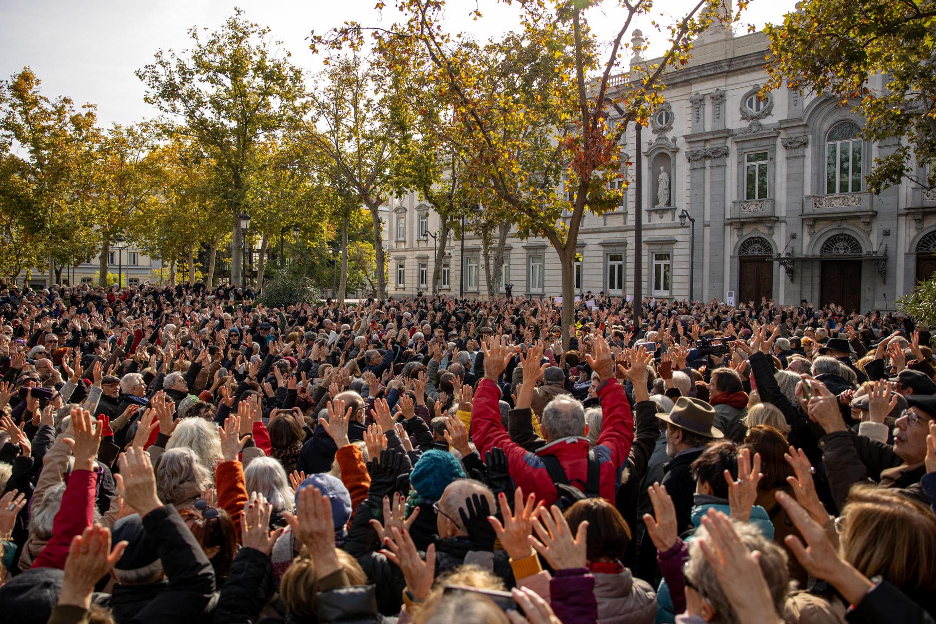 Manifestantes protestan este domingo en Madrid contra la inhabilitación durante dos años del fiscal general de Estado, Álvaro García Ortiz, por un delito de revelación de datos reservados.  EFE/ Daniel González