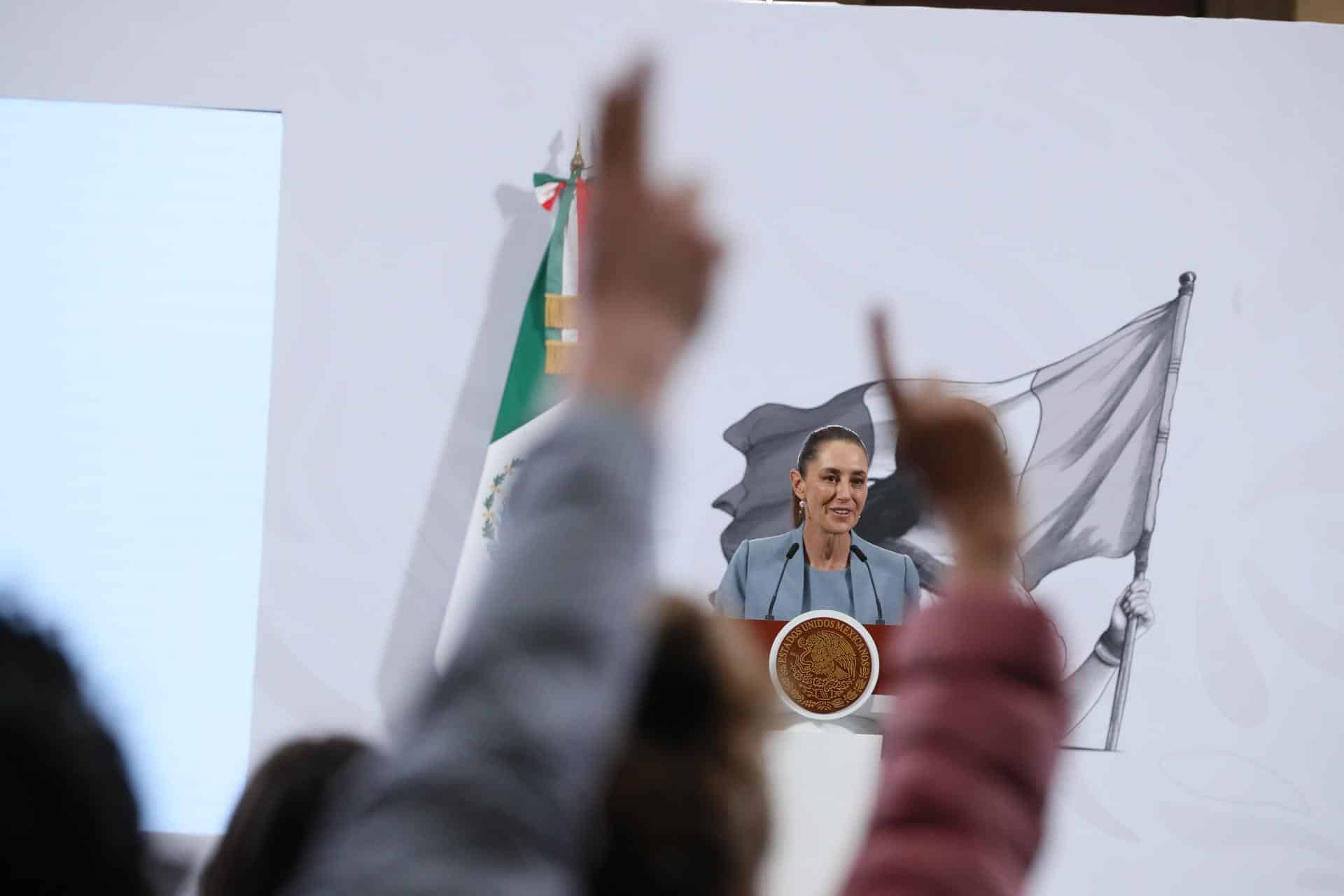 La presidenta de México, Claudia Sheinbaum, habla durante una rueda de prensa matutina en Palacio Nacional de la Ciudad de México (México). EFE/Mario Guzmán