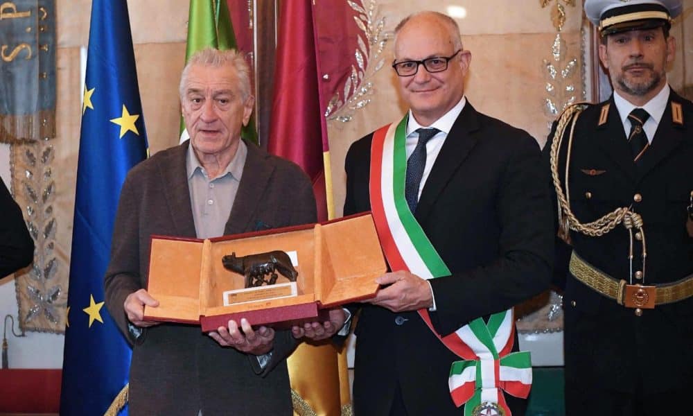 Una imagen facilitada por la Oficina de Prensa del Ayuntamiento de Roma muestra al actor estadounidense Robert De Niro (I) posando junto al alcalde de Roma, Roberto Gualtieri (C), después de ser galardonado con el premio más importante de la ciudad, la Lupa Capitolina, durante una ceremonia en Roma, Italia, 06 de noviembre de 2025. (Italia, Roma) EFE/EPA/COMUNE DI ROMA PRESS OFFICE HANDOUT HANDOUT USO EDITORIAL ÚNICAMENTE/NO VENTAS