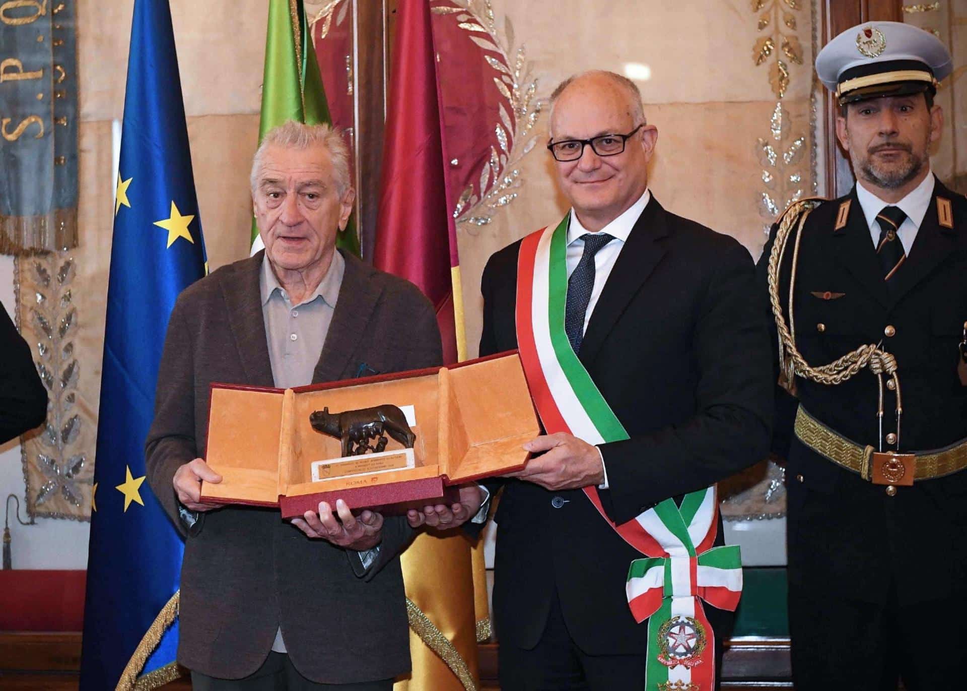 Una imagen facilitada por la Oficina de Prensa del Ayuntamiento de Roma muestra al actor estadounidense Robert De Niro (I) posando junto al alcalde de Roma, Roberto Gualtieri (C), después de ser galardonado con el premio más importante de la ciudad, la Lupa Capitolina, durante una ceremonia en Roma, Italia, 06 de noviembre de 2025. (Italia, Roma) EFE/EPA/COMUNE DI ROMA PRESS OFFICE HANDOUT HANDOUT USO EDITORIAL ÚNICAMENTE/NO VENTAS
