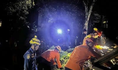 Los equipos de emergencia indonesios tratan de encontrar posibles supervivientes tras un alud que sepultó varias viviendas en el centro de la isla indonesia de Java. 
EFE/EPA/BASARNAS / HANDOUT BEST QUALITY AVAILABLEHANDOUT EDITORIAL USE ONLY/NO SALES