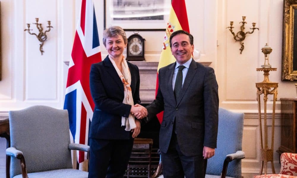 El ministro español de Asuntos Exteriores, José Manuel Albares, posa con su homóloga británica Yvette Cooper, durante el encuentro que mantuvieron este lunes en Londres. EFE/ Cuenta de X del Ministro Albares  - SOLO USO EDITORIAL/SOLO DISPONIBLE PARA ILUSTRAR LA NOTICIA QUE ACOMPAÑA (CRÉDITO OBLIGATORIO) -