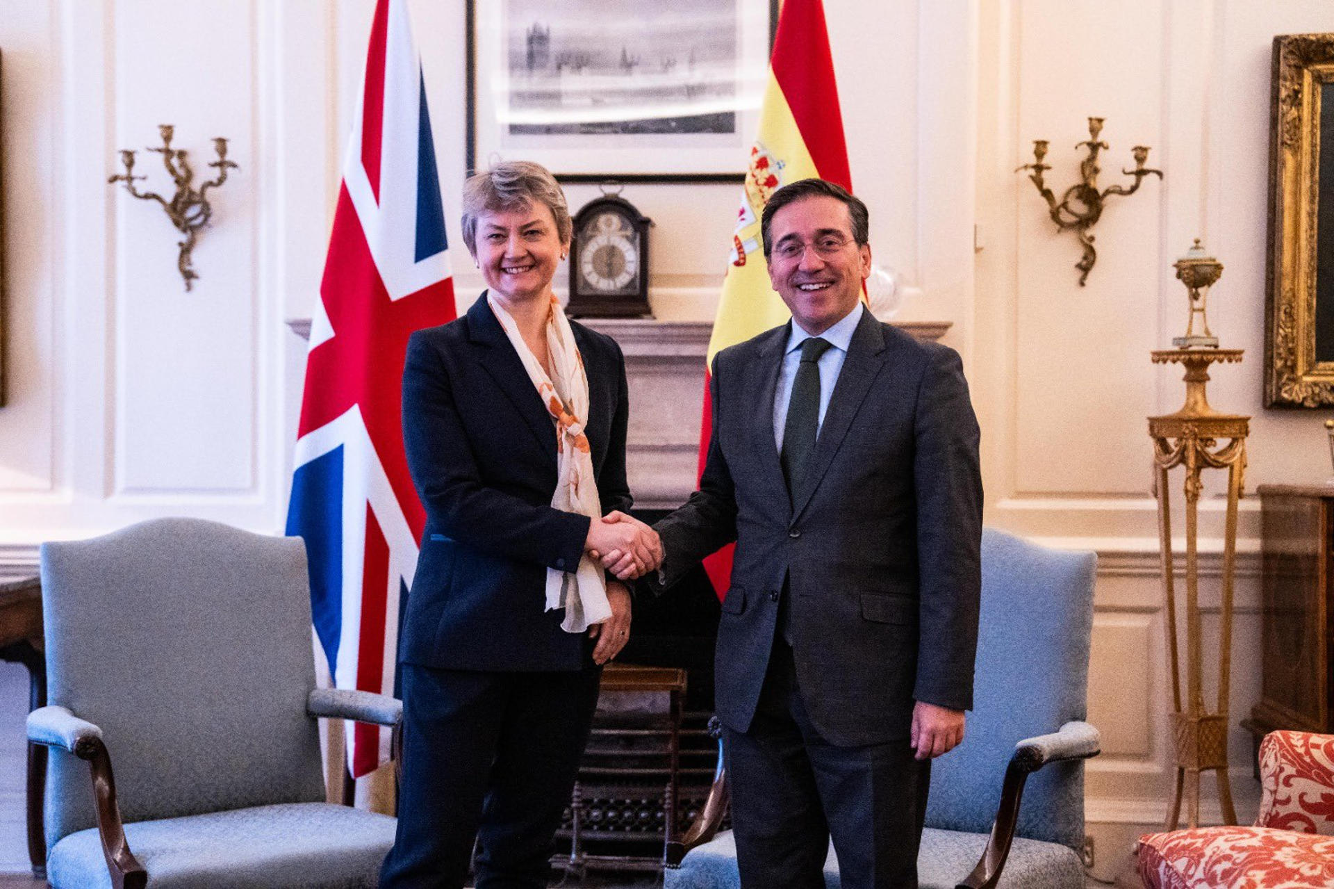 El ministro español de Asuntos Exteriores, José Manuel Albares, posa con su homóloga británica Yvette Cooper, durante el encuentro que mantuvieron este lunes en Londres. EFE/ Cuenta de X del Ministro Albares  - SOLO USO EDITORIAL/SOLO DISPONIBLE PARA ILUSTRAR LA NOTICIA QUE ACOMPAÑA (CRÉDITO OBLIGATORIO) -