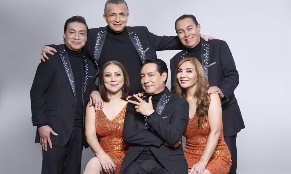 Fotografía cedida por En Positivo Agency que muestra a los integrantes del grupo musical Los Ángeles Azules quienes regresan en 2026 a Estados Unidos con una gira por 18 ciudades que mezclará tradición e innovación con un reto único: seguir trascendiendo generaciones con su inagotable cumbia que combina temas clásicos y colaboraciones con nuevos artistas.  EFE/ En Positivo Agency /SOLO USO EDITORIAL/ NO VENTAS/ SOLO DISPONIBLE PARA ILUSTRAR LA NOTICIA QUE ACOMPAÑA (CRÉDITO OBLIGATORIO)