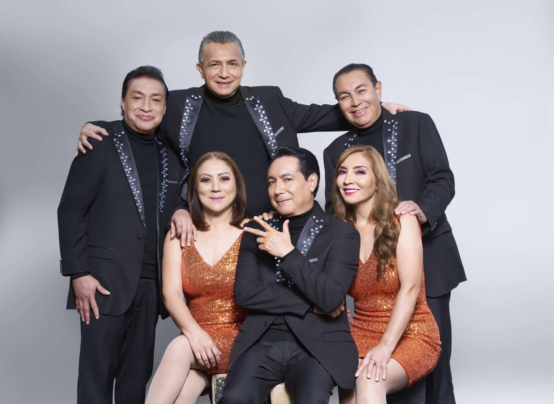 Fotografía cedida por En Positivo Agency que muestra a los integrantes del grupo musical Los Ángeles Azules quienes regresan en 2026 a Estados Unidos con una gira por 18 ciudades que mezclará tradición e innovación con un reto único: seguir trascendiendo generaciones con su inagotable cumbia que combina temas clásicos y colaboraciones con nuevos artistas.  EFE/ En Positivo Agency /SOLO USO EDITORIAL/ NO VENTAS/ SOLO DISPONIBLE PARA ILUSTRAR LA NOTICIA QUE ACOMPAÑA (CRÉDITO OBLIGATORIO)