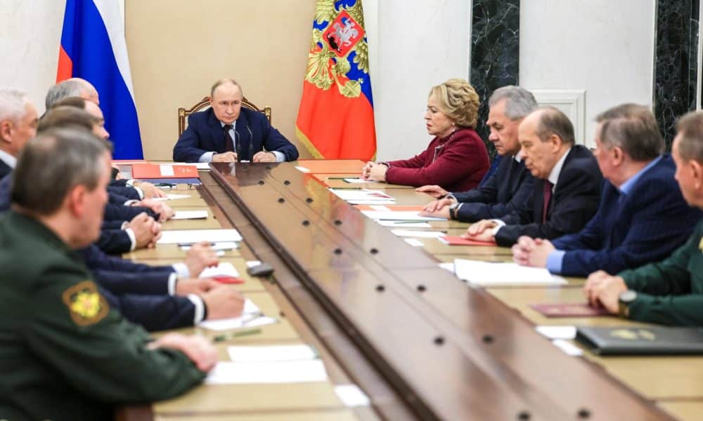 El presidente ruso Vladimir Putin asiste a una reunión con miembros del Consejo de Seguridad en el Kremlin, Moscú, Rusia, el 5 de noviembre de 2025. (Rusia, Moscú) EFE/EPA/GAVRIIL GRIGOROV / SPUTNIK / KREMLIN POOL MANDATORY CREDIT